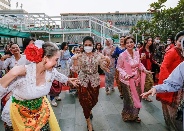 Warisan Fashion Nusantara Yang Tetap Populer